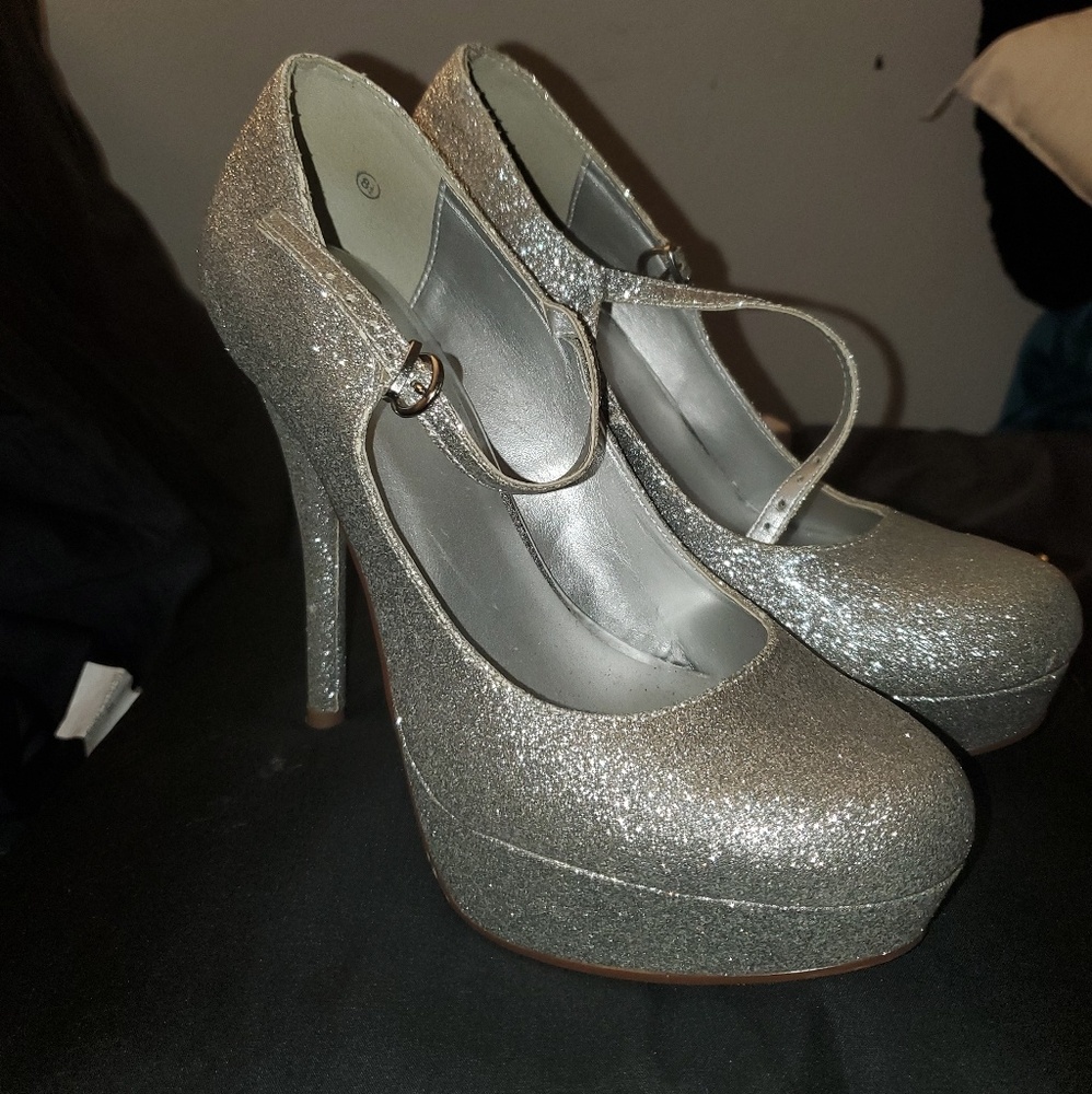 SILVER GLITTER HEELS used- sz8